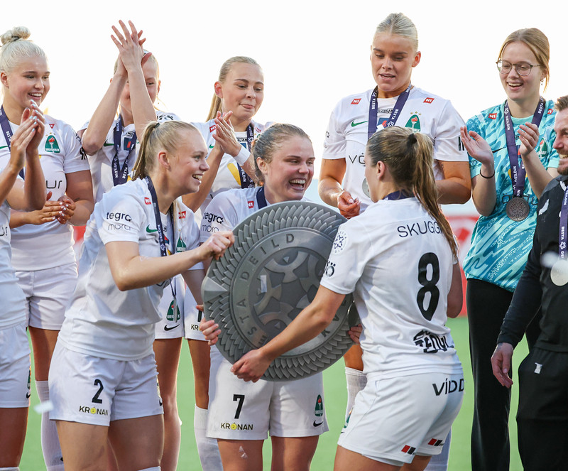 Agla María fyrir miðri mynd með skjöldinn góða