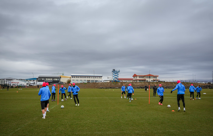 Ísland æfði síðustu tvo daga á hybrid grasinu í Kaplakrika en í dag er það snævi þakið