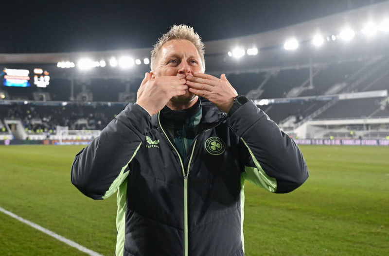 Heimir Hallgrímsson þakkar stuðningsmönnum fyrir eftir fyrsta sigur sinn með írska landsliðinu