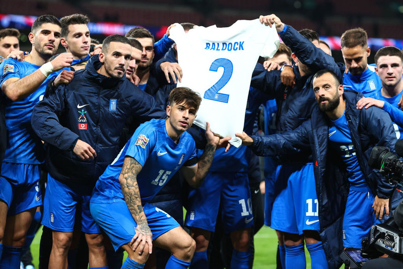 Leikmenn tóku mynd af sér með treyju George Baldock eftir leikinn