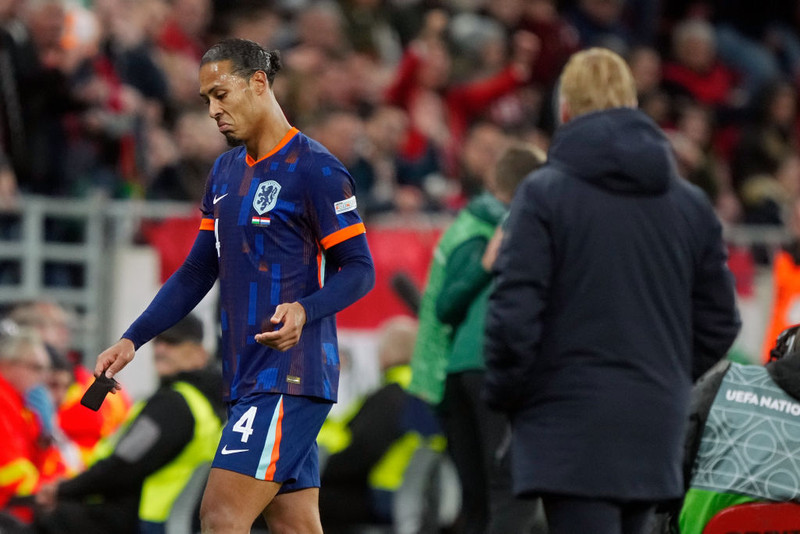 Virgil van Dijk gengur af velli eftir að hafa fengið rauða spjaldið