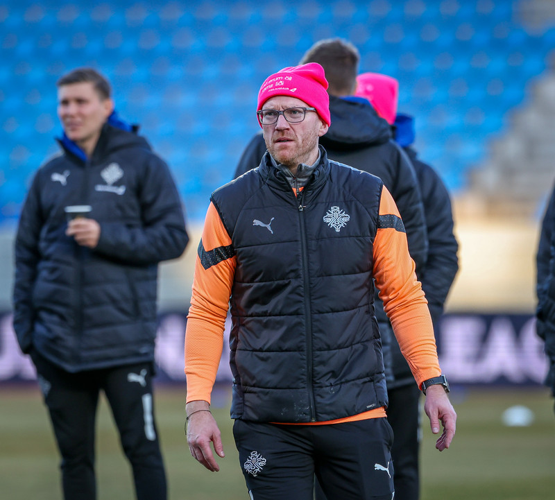 Kristinn fer yfir völlinn fyrir leikinn í gær. Fleiri myndir eru neðst í fréttinni.