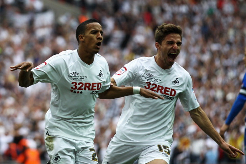 Borini (til hægri) með Swansea.
