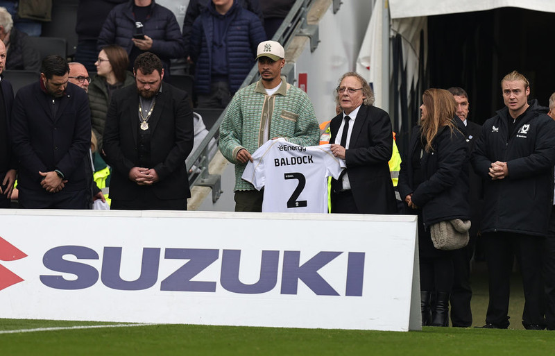 Dele Alli heldur á treyju Baldock fyrir leik MK Dons og Port Vale