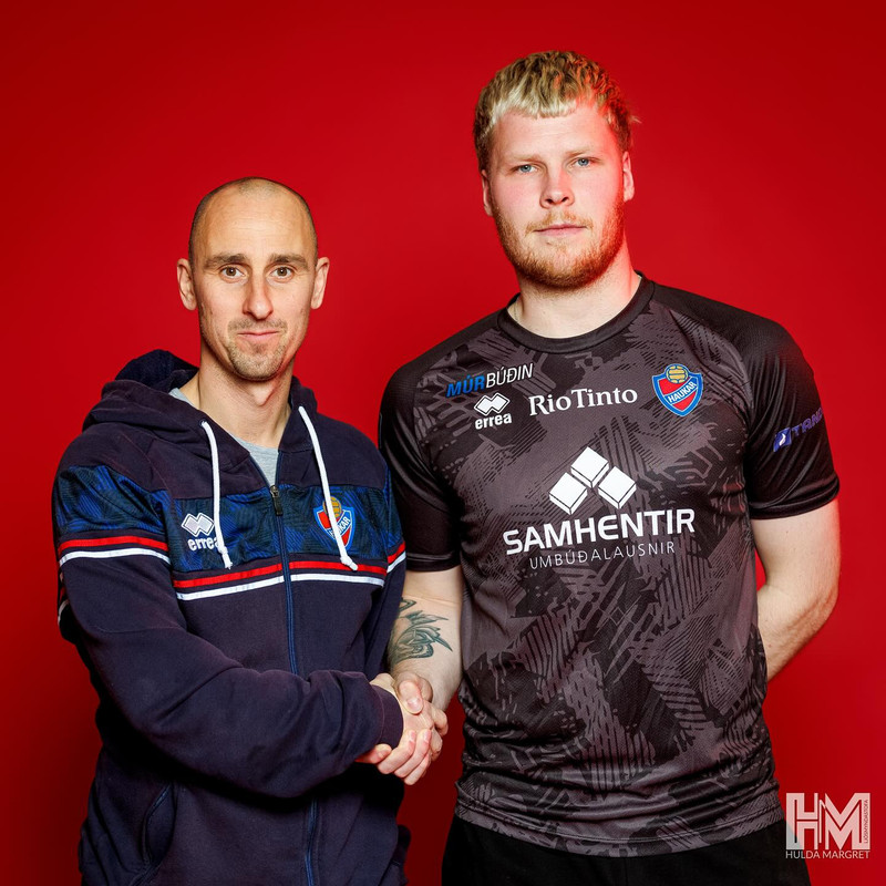 Ian Jeffs og Sveinn Óli Guðnason handsala samninginn
