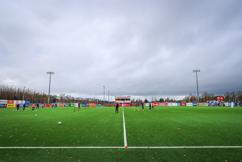 Víkingar að hlaða upp brettum - Blikar fyrir aftan endalínu