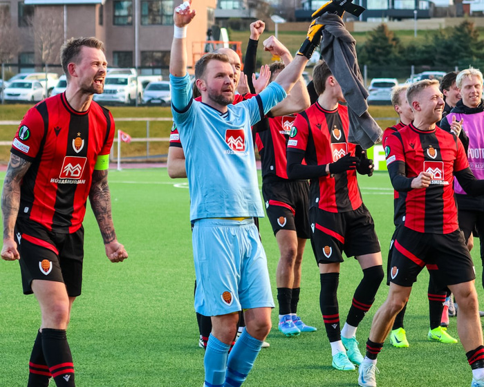 Ingvar fagnar eftir sögulegan sigur.