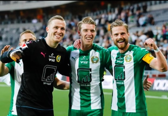 Birkir Már var í banni og Arnór þurfti að fara í hægri bakvörðinn. Það endaði ekki vel.