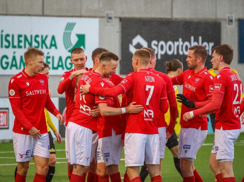 Valur er á toppi B-riðils