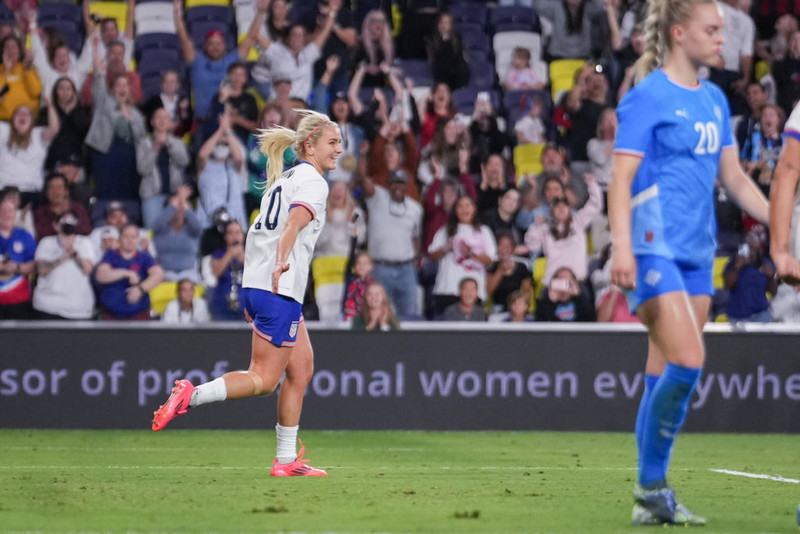 Lindsey Horan fagnar sigurmarkinu