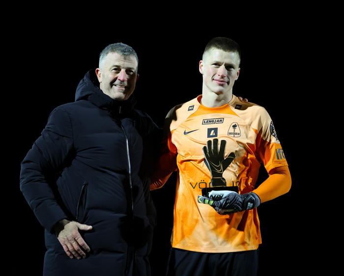 Anton Ari Einarsson hlaut gullhanskann fyrir að halda oftast hreinu.