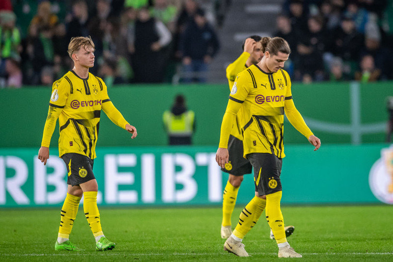 Cole Campbell og Marcel Sabitzer labba vonsviknir af velli