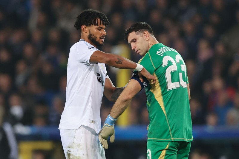 Tyrone Mings fékk á sig vítaspyrnu fyrir að taka boltann upp með höndum