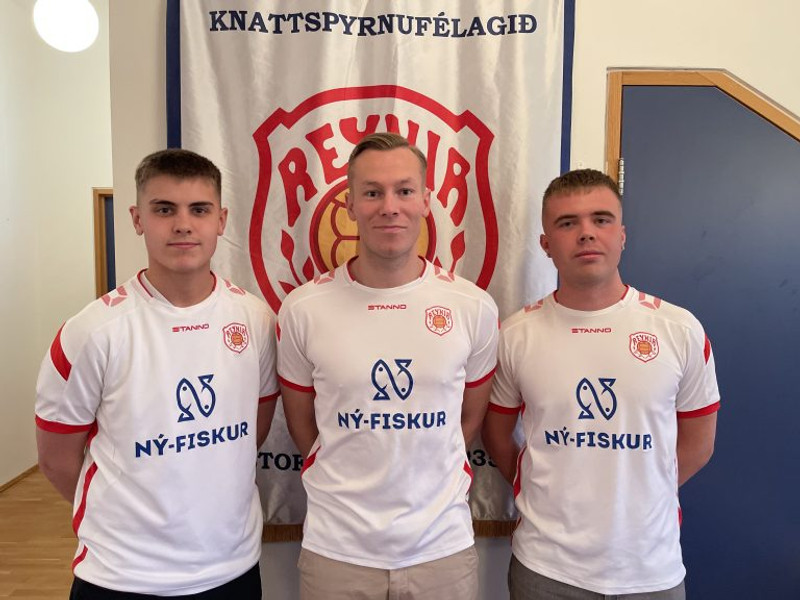 Þrír heimamenn framlengja við Reyni