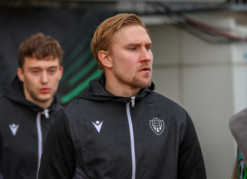 Oliver Ekroth tekur við fyrirliðabandinu.