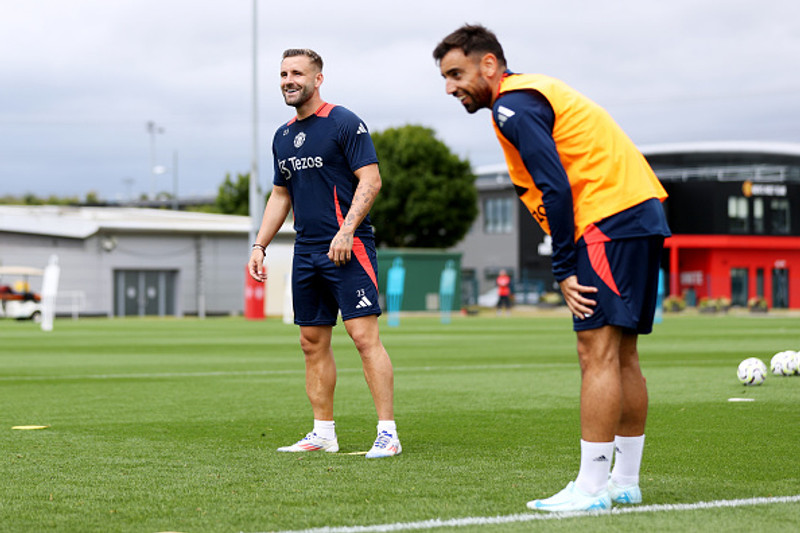 Luke Shaw og Bruno Fernandes á æfingasvæði Manchester United.