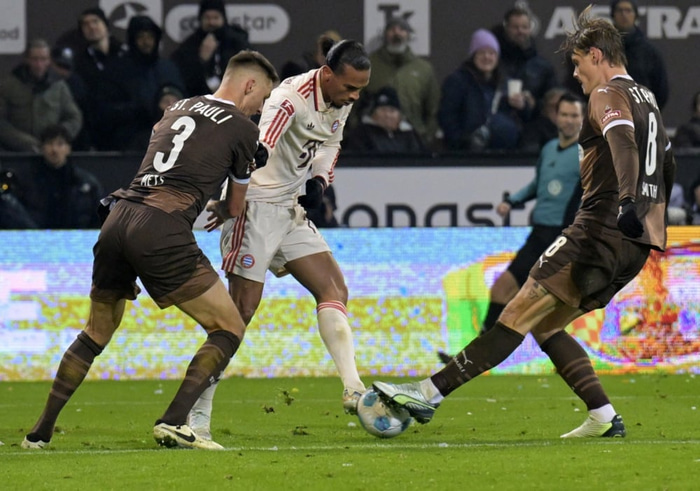Eric Smith í baráttu við Leroy Sané.