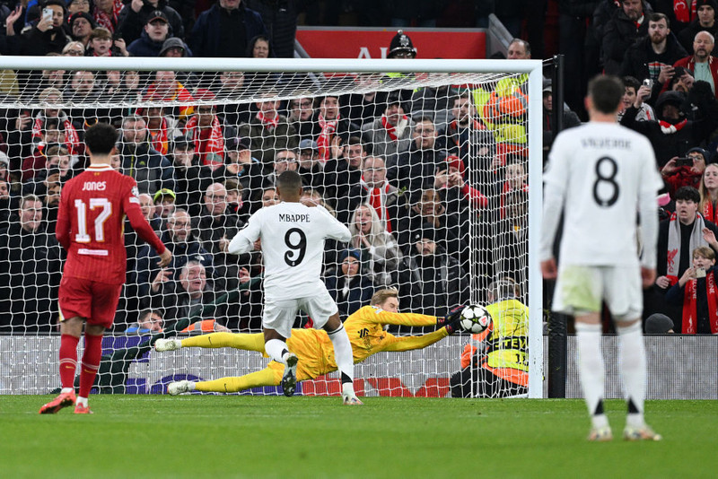 Caoimhin Kelleher varði vítaspyrnu frá Mbappe