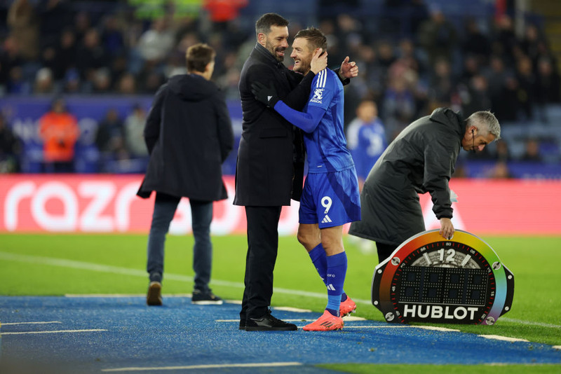 England: Sigur í fyrsta leik Van Nistelrooy
