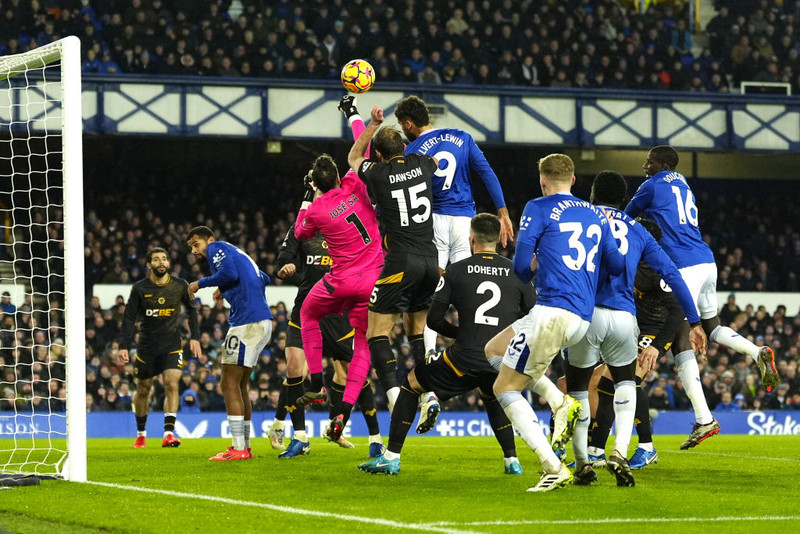 Craig Dawson stýrir boltanum í eigið net gegn Everton