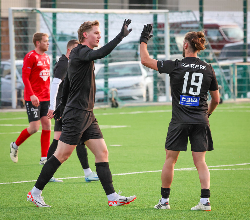 Eiður Gauti fagnar ásamt Vicente Valor í leiknum um helgina.