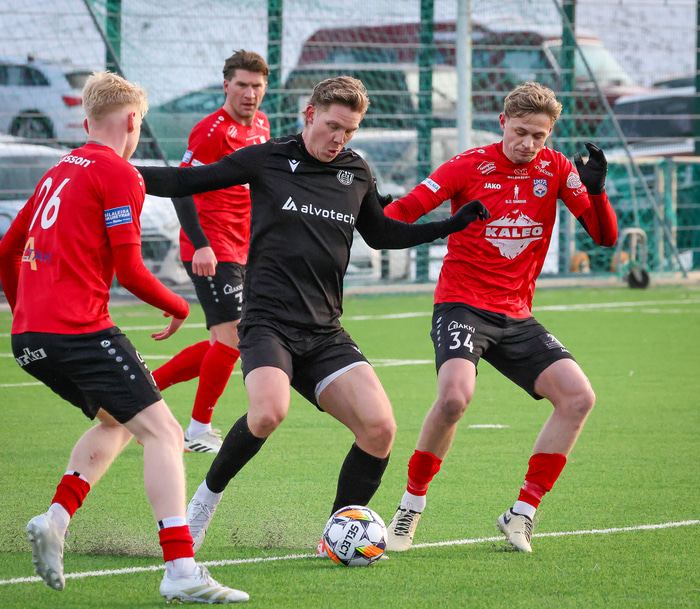 Eiður Gauti Sæbjörnsson í baráttu í leiknum. Hann skoraði fyrstu tvö mörkin.