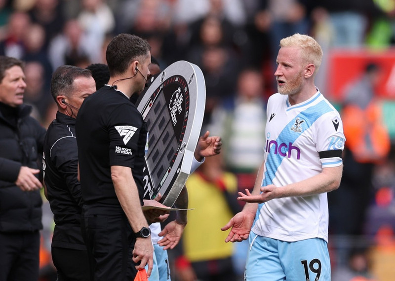 Skrifar undir nýjan tveggja ára samning við Crystal Palace
