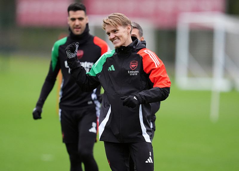 Fyrirliðinn Martin Ödegaard brosti á æfingunni.