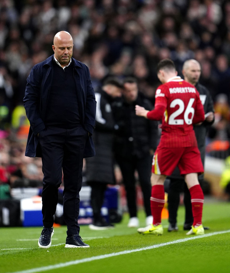 England: Tíu leikmenn Liverpool gerðu jafntefli við Fulham - Arsenal fór illa að ráði sínu