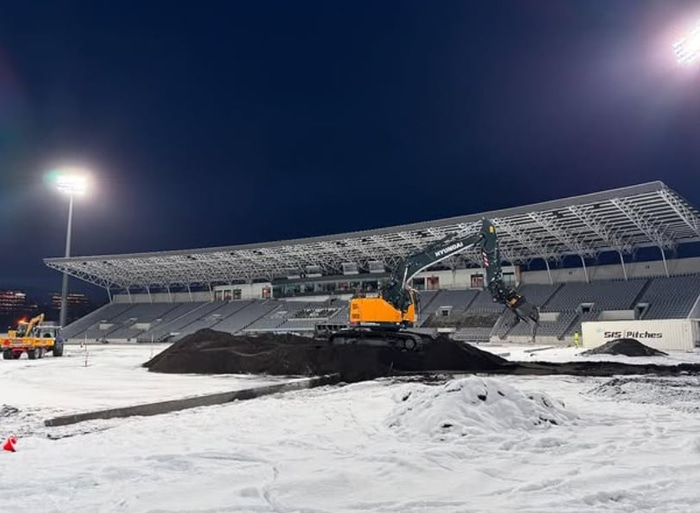 Framkvæmdir standa yfir við Laugardalsvöll.