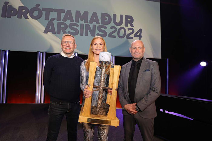 Glódís Perla ásamt Þorsteini Halldórssyni, landsliðsþjálfara kvennalandsliðsins og Þorvaldi Örlygssyni formanni KSÍ