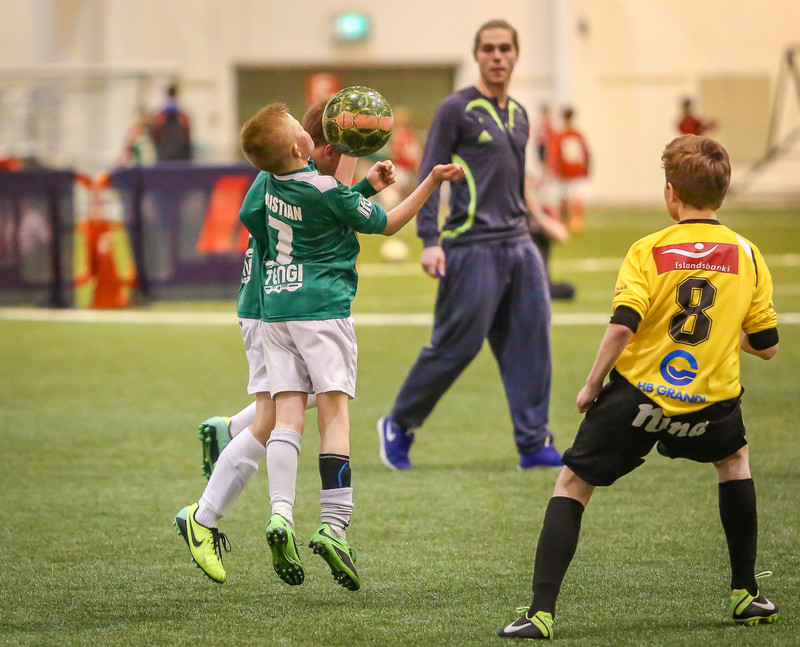 Kristian Nökkvi hoppar upp í boltann.
