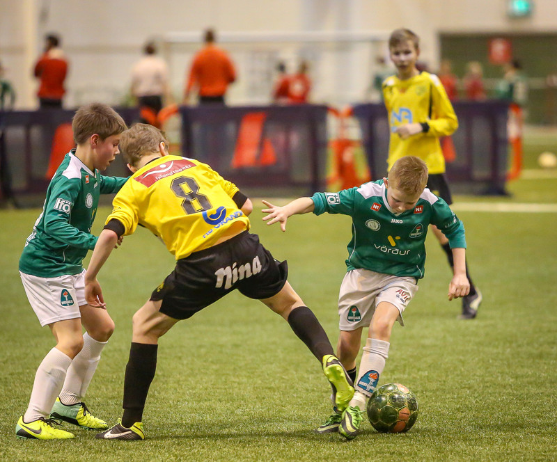 Kristian nær að koma boltanum undan.