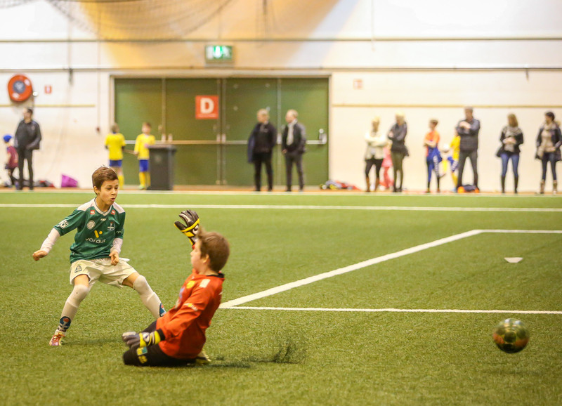 ...og boltinn á leið í markið.