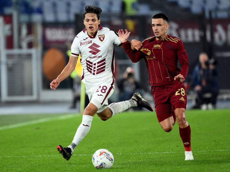 Enzo Le Fée í kapphlaupi við Samuele Ricci, eftirsóttan miðjumann Torino og ítalska landsliðsins.