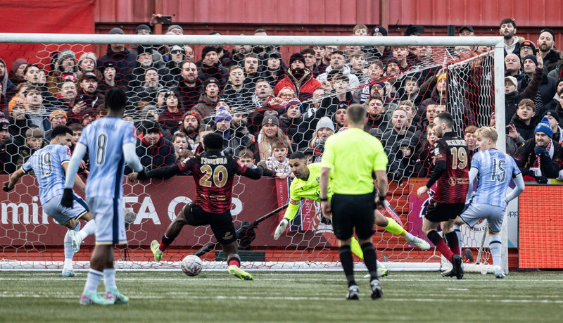 Nathan Tshikuna setur boltann í eigið net í framlengingunni