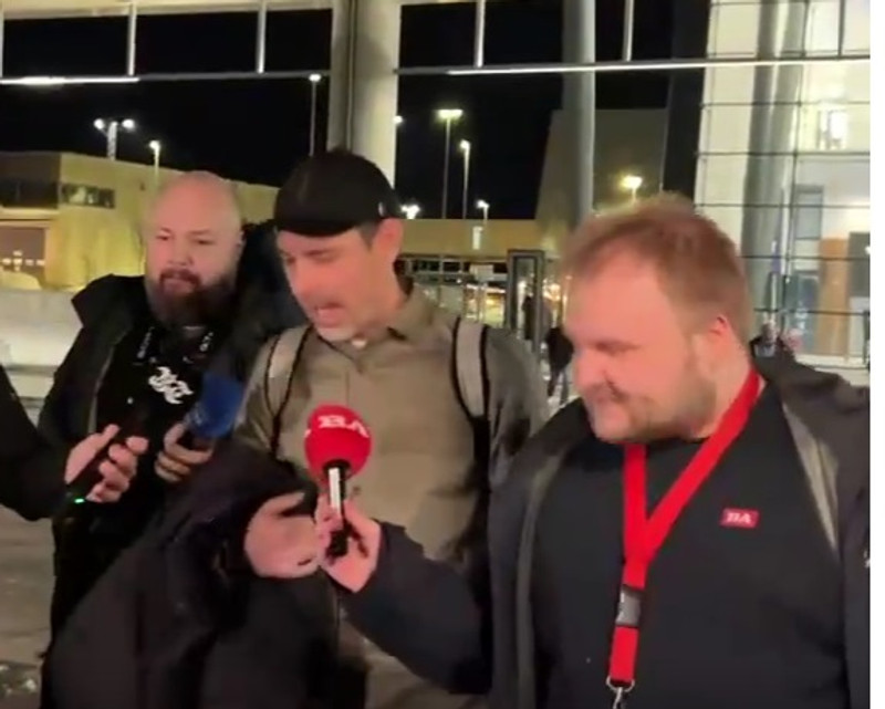 Fréttamenn eltu Frey þegar hann gekk út í bíl.
