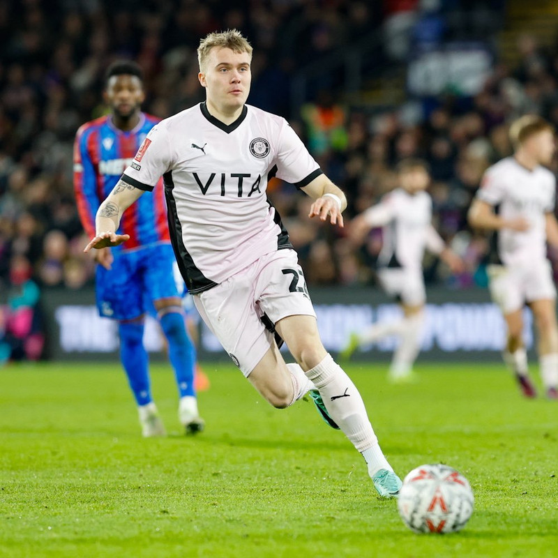 Benoný var keyptur til Stockport eftir að hafa orðið markakóngur í Bestu deildinni.