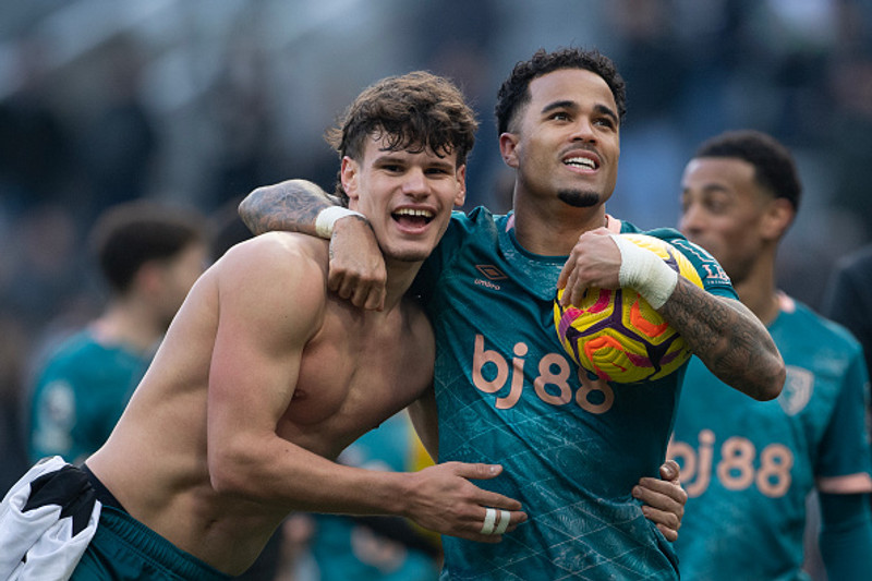 Kluivert, sem er hér til hægri, setti þrennu gegn Newcastle.