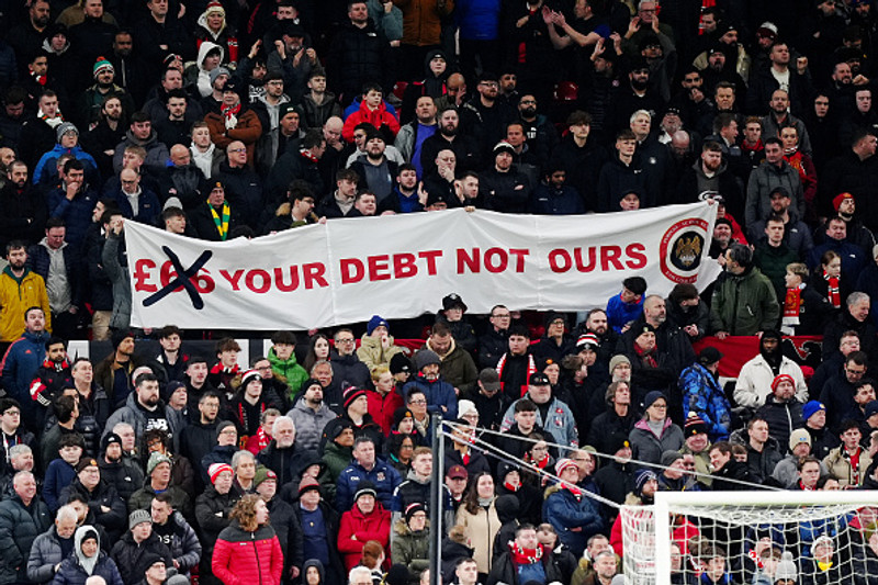 Ykkar skuldir, ekki okkar. Skilaboð frá stuðningsmönnum Manchester United til eigenda félagsins.