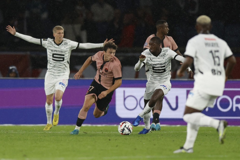 Gronbæk er lengst til vinstri á myndinni, í leik gegn Paris Saint-Germain.
