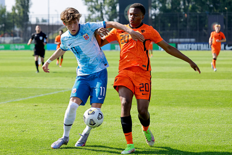 Niklas Jensen Wassberg (til vinstri) í leik með U19 landsliði Noregs.