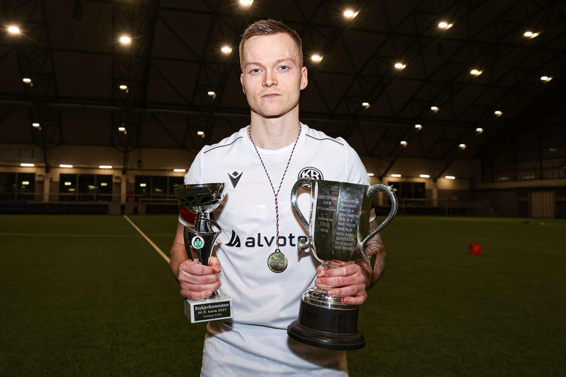 Aron með bikarana eftir sigur KR í Reykjavíkurmótinu.