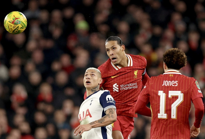 Átti Van Dijk að fá rautt? - Salah búinn að snúa blaðinu við