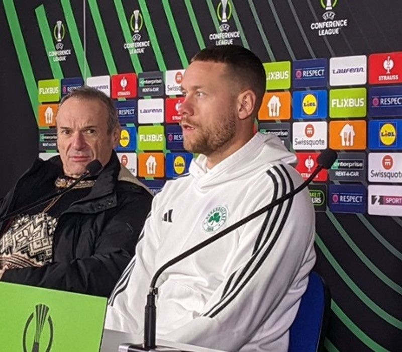 Grískir fréttamenn spurðu Sverri út í Víkingsliðið