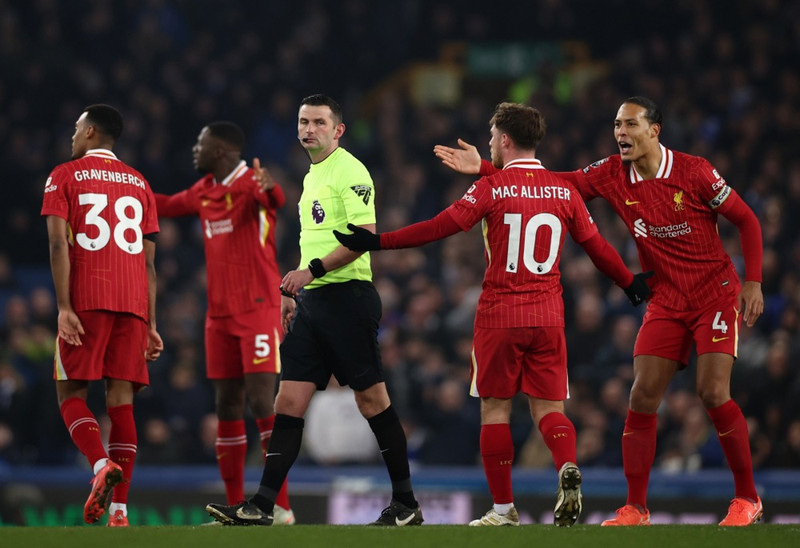 Van Dijk: Dómarinn spilaði stórt hlutverk í kvöld