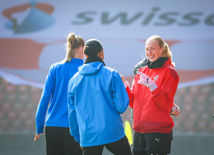 Það var létt yfir Cecilíu Rán á æfingu Íslands í gær. Hún hefur verið frábær með Inter í vetur en á hún séns á byrjunarliðssætinu í landsliðinu?