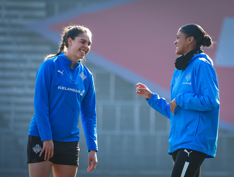 Bryndís Arna Níelsdóttir og Sveindís Jane Jónsdóttir voru léttar í lundu á æfingunni í dag.