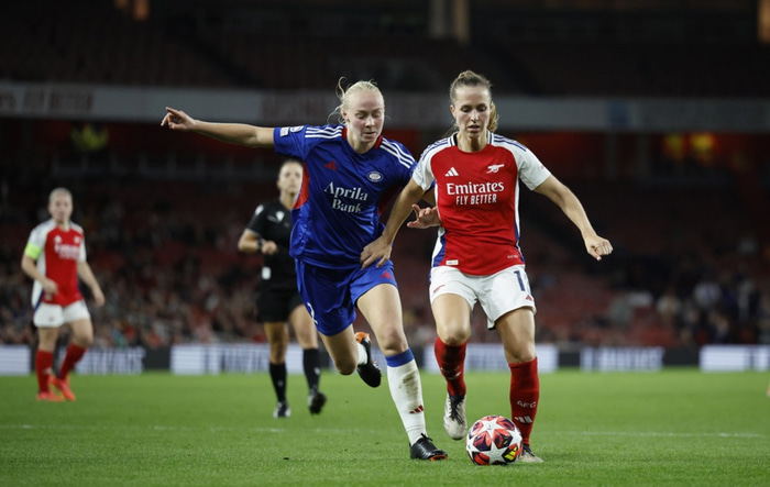 Lia Wälti í leik með Arsenal í vetur. Hún mætir Íslandi með Sviss í kvöld og Glódís Perla segir hana eina bestu sexu í heimi.