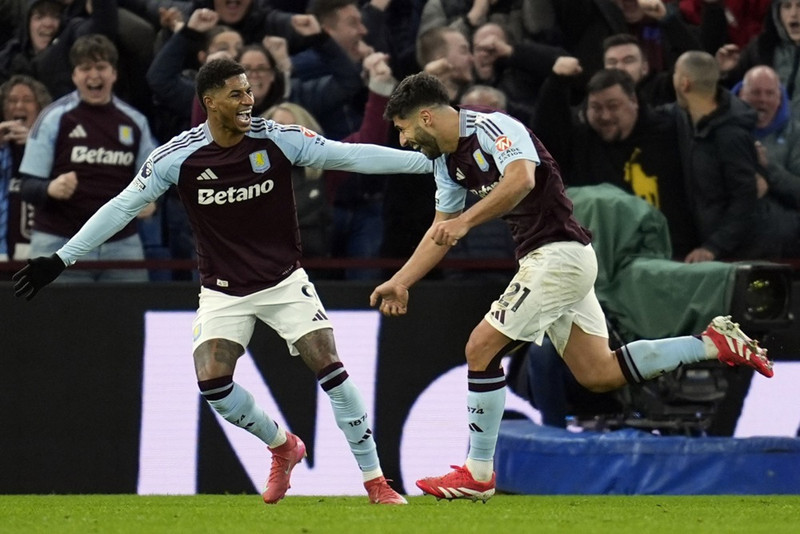 Rashford (til vinstri) hefur farið vel af stað með Aston Villa.